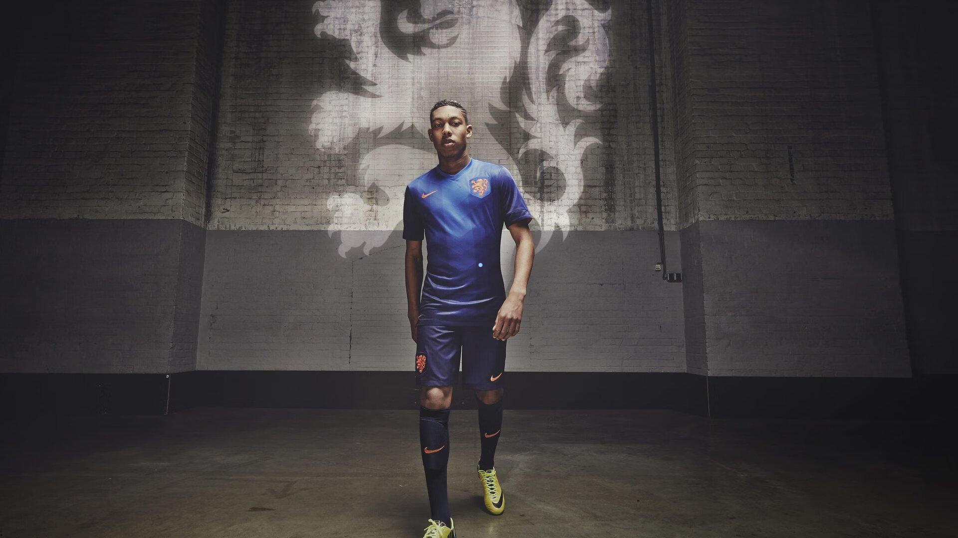 哈维·西蒙斯深情发声，体谅球迷情绪浪潮，团队团结如磐石坚定支持主教练